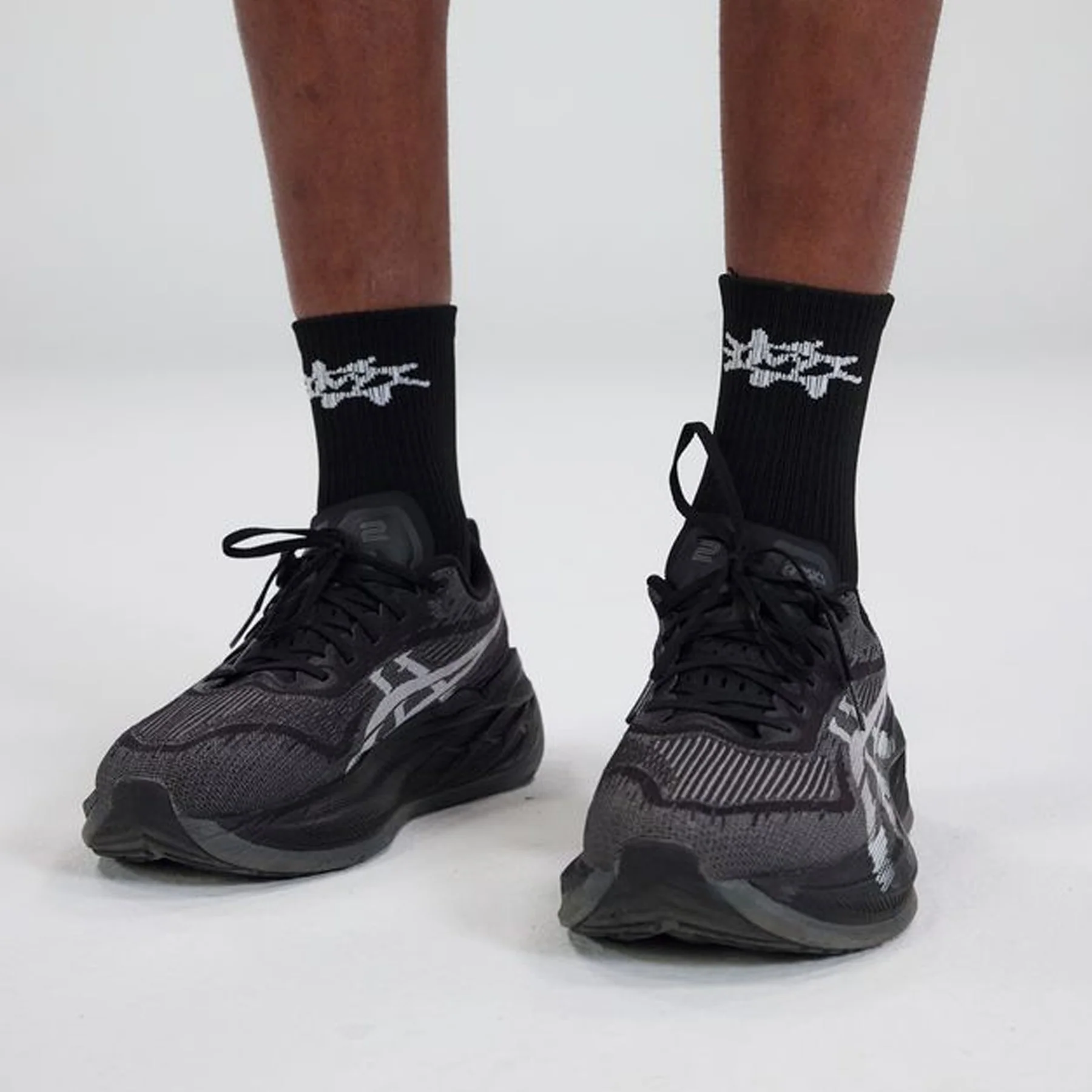 Cushion Run "Sunburst" 2 Pack Quarter Socks Black / White - Image 2